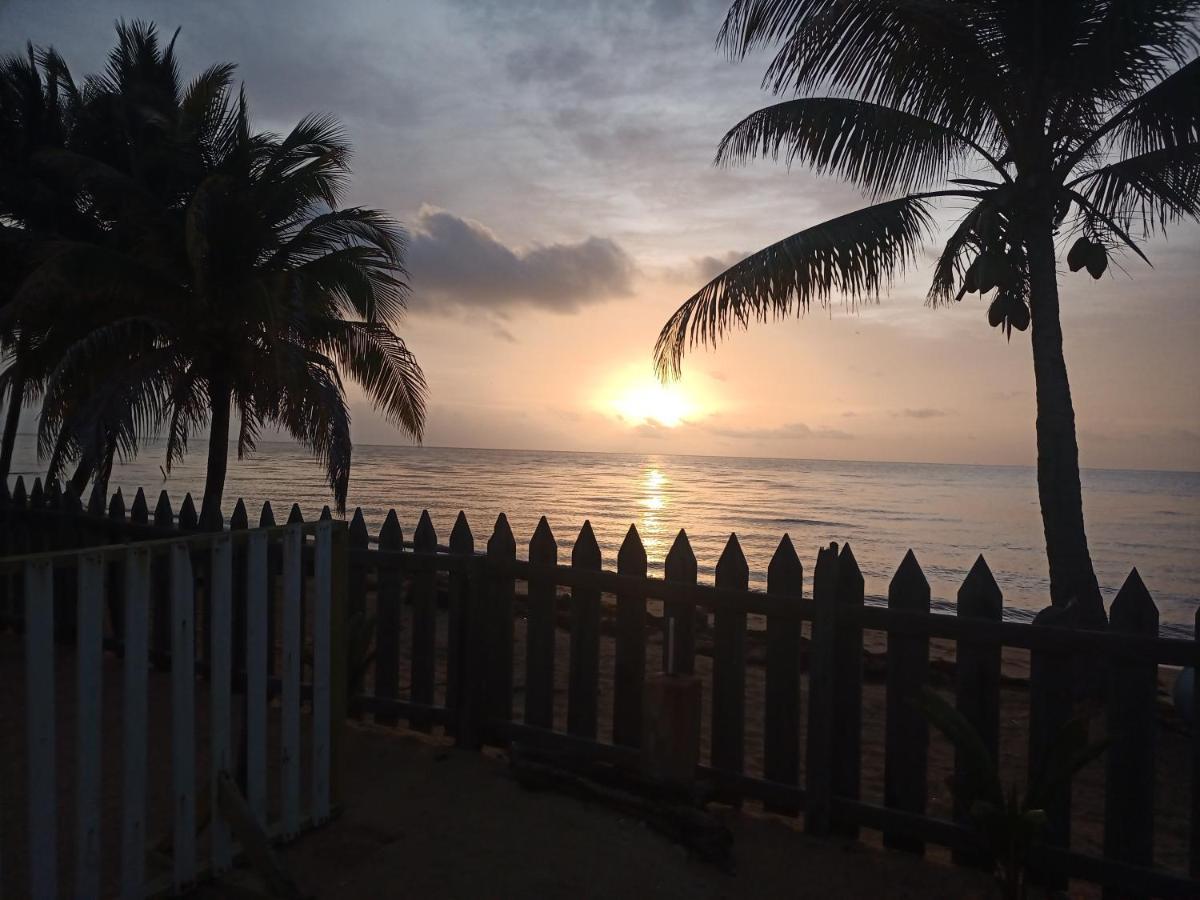 Pal'S On The Beach - Dangriga, Belize Esterno foto